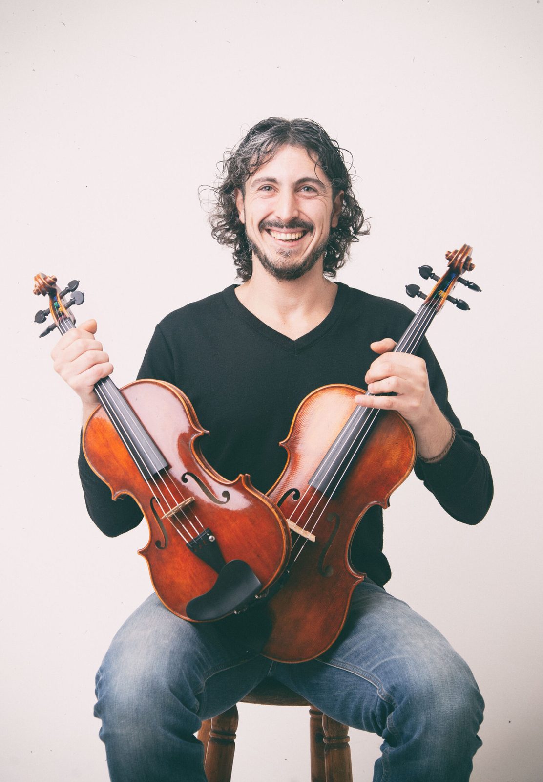 Simón Meucci en su taller, con dos de sus instrumentos